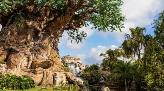 Majestosa e monumental, a Árvore da Vida impressiona com mais de 300 esculturas de animais em seu tronco, simbolizando a rica biodiversidade do planeta (Imagem: jrtwynam | Shutterstock)