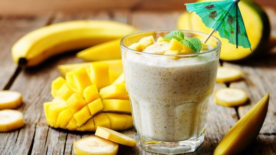 Bebida revitalizante de banana e manga (Imagem: Nataliya Arzamasova |Shutterstock)