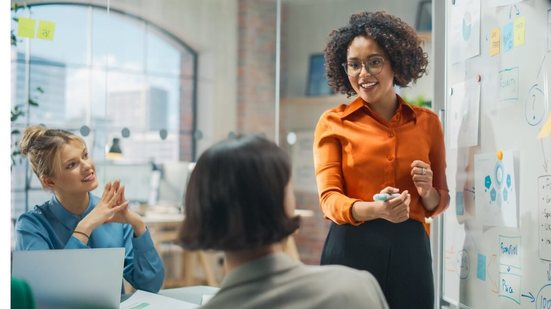 Os cursos de marketing vão além das vendas e ensinam os profissionais a fortalecerem a marca e o relacionamento com os clientes (Imagem: Gorodenkoff | Shutterstock)