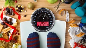 Perder peso antes das festas é possível com mudanças no consumo diário de calorias e exercício físico (Imagem: Davizro Photography | Shutterstock)