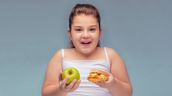 Hábitos alimentares inadequados e sedentarismo aumentam o número de casos de crianças obesas (Imagem: CHIVI SEYFETTIN | Shutterstock)