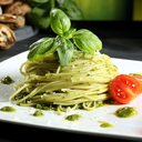 Espaguete ao molho pesto (Imagem: Denio109 | Shutterstock)