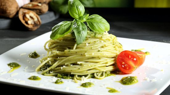 Espaguete ao molho pesto (Imagem: Denio109 | Shutterstock)