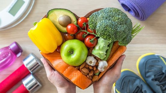 Alimentação equilibrada nutre o corpo e ajuda a prevenir doenças mentais (Imagem: Chinnapong | Shutterstock)