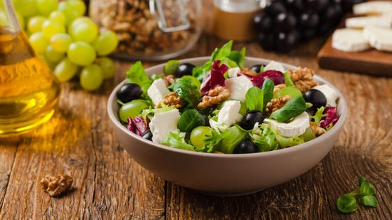 Salada de alface com uva e queijo (Imagem: Shutterstock)