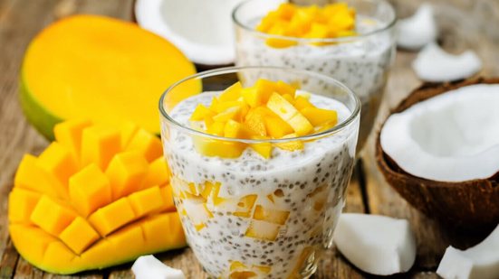 Pudim de chia com manga e coco (Imagem: Nataliya Arzamasova | Shutterstock)