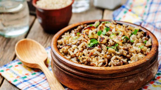 Arroz com lentilha e cebola caramelizada (Imagem: Nataliya Arzamasova | Shutterstock)