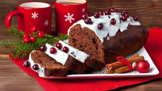 Bolo de chocolate com glacê e cereja (Imagem: harexape | Shutterstock)