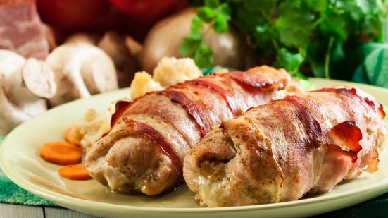 Enroladinho de peito de frango com bacon (Imagem: Slawomir Fajer | Shutterstock)