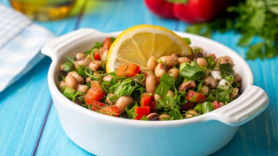 Salada de feijão-fradinho (Imagem: Esin Deniz | Shutterstock)