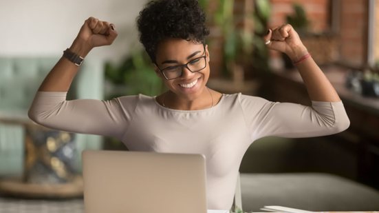 As simpatias podem ajudar na conquista do emprego almejado (Imagem: fizkes | Shutterstock)