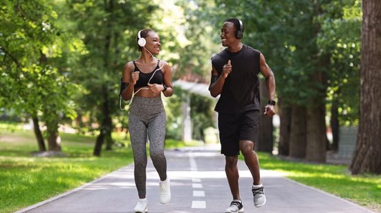 Os exercícios cardiovasculares são importantes para manter a boa saúde (Imagem: Prostock-studio | Shutterstock)