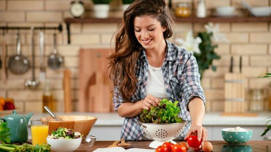 A alimentação é uma forte aliada na prevenção do Burnout (Imagem: Just Life | Shutterstock)