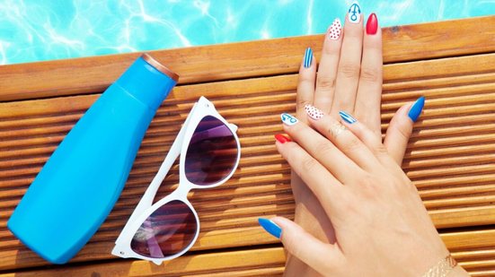 Com alguns hábitos simples, é possível fortalecer as unhas e mantê-las protegidas contra os danos típicos do verão (Imagem: NinaMalyna | Shutterstock)