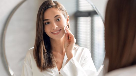 Cuidados diários com a pele proporcionam equilíbrio e favorecem a absorção dos cosméticos (Imagem: Prostock-studio | Shutterstock)