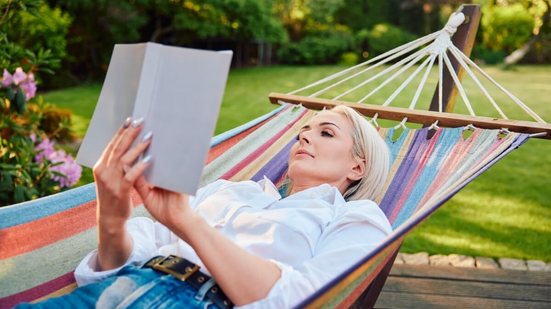 Livros curtos são um incentivo para quem deseja retomar o hábito da leitura (Imagem: baranq | Shutterstock)