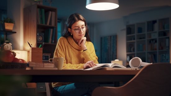 Livros de suspense aguçam a curiosidade dos leitores e incentivam a leitura (Imagem: Stock-Asso | Shutterstock)