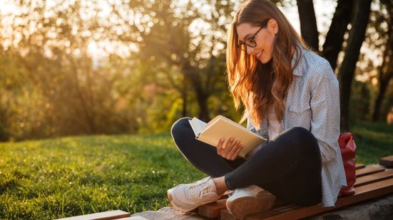 A literatura young adult é uma ótima opção para quem busca histórias emocionantes (Imagem: Dean Drobot | Shutterstock)