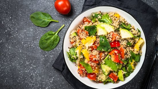 Salada detox de quinoa e espinafre (Imagem: nadianb | Shutterstock)