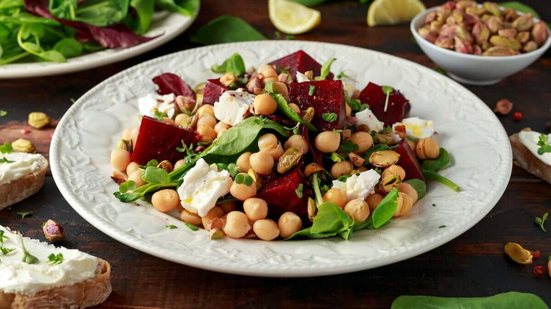 Salada de grão-de-bico com queijo e beterraba (Imagem: DronG | Shutterstock)