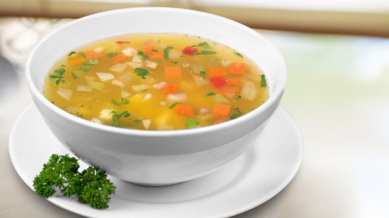 Sopa detox de legumes (Imagem: Billion Photos | Shutterstock)