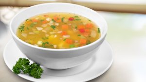 Sopa detox de legumes (Imagem: Billion Photos | Shutterstock)