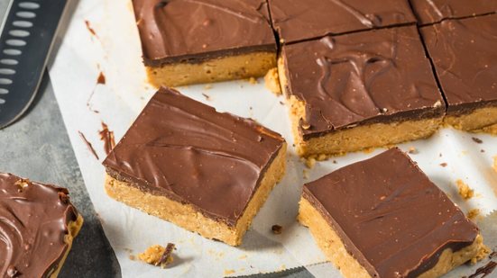 Barrinha de pasta de amendoim com chocolate (Imagem: Brent Hofacker | Shutterstock)