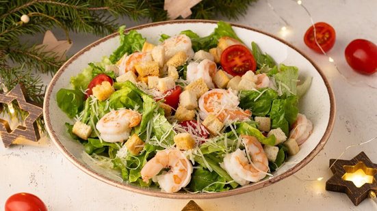 Salada de alface com camarão e croûtons (Imagem: usaphoto | Shutterstock)