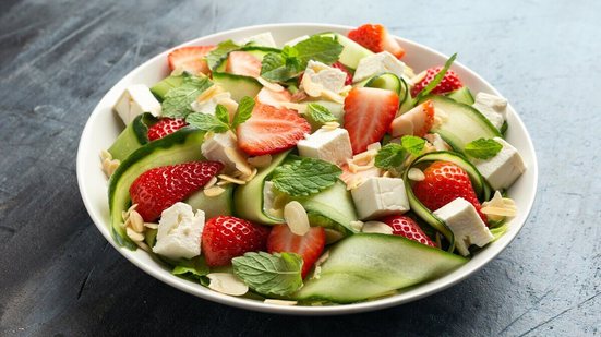 Salada de pepino com queijo e morango (Imagem: DronG | Shutterstock)