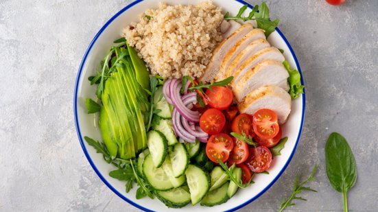 Salada de quinoa com frango (Imagem: irina2511 | Shutterstock)