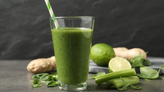 Suco detox de espinafre com aipo e gengibre (Imagem: New Africa | Shutterstock)