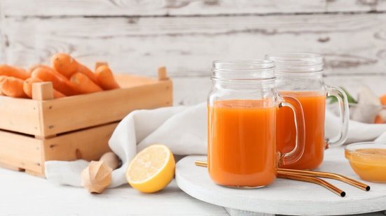 Suco de cenoura com limão (Imagem: Pixel-Shot | Shutterstock)