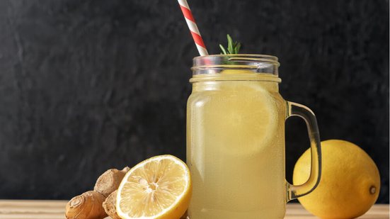 Suco de limão com gengibre (Imagem: ZOLDATOFF | Shutterstock)