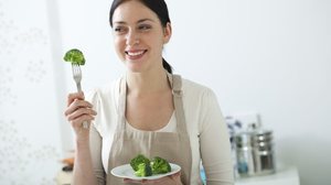 Incorporar o brócolis à dieta diária é um investimento na sua saúde (Imagem: Image Point Fr | Shutterstock)