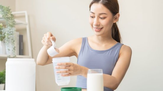 O whey protein deve ser consumido com cautela para garantir seus benefícios (Imagem: Kmpzzz | Shutterstock)