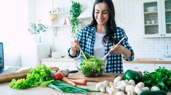 As emoções podem influenciar diretamente a alimentação (Imagem: My Ocean Production | Shutterstock)