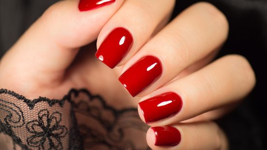 As unhas completam o look do fim de ano (Imagem: Minszka | Shutterstock)