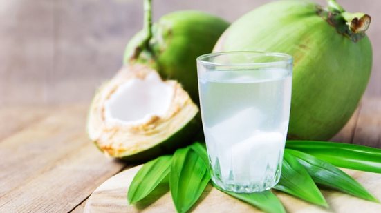 A água de coco, além de deliciosa, é benéfica para a saúde (Imagem: NUM LPPHOTO | Shutterstock)