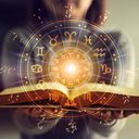 A astrologia traz informações dos arquétipos da humanidade (Imagem: Thanumporn Thongkongkaew | Shutterstock)