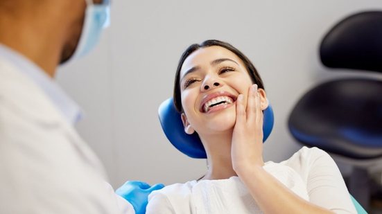 Roer as unhas pode prejudicar a saúde bucal de diversas formas (Imagem: PeopleImages.com - Yuri A | Shutterstock)