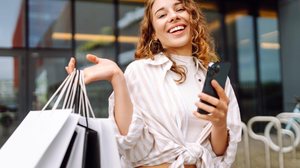 Período de descontos pode criar um ciclo de prazer momentâneo e gerar compras impulsivas (Imagem: maxbelchenko | Shutterstock)