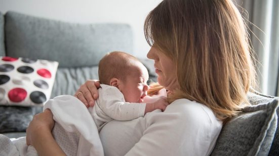 A depressão pós-parto pode causar tristeza profunda na mãe (Imagem: Noelia photographer | Shutterstock)