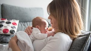 A depressão pós-parto pode causar tristeza profunda na mãe (Imagem: Noelia photographer | Shutterstock)