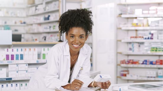 Farmacêuticos são importantes para garantir o uso adequado de remédios (Imagem: PeopleImages.com - Yuri A | Shutterstock)