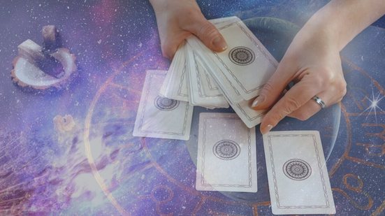 O tarot indica um mês de reflexão para os 12 signos (Imagem: Shyntartanya | Shutterstock)