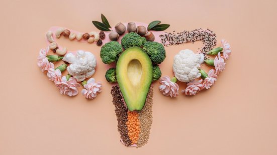 Alimentos ricos em ferro e vitaminas podem transformar o ciclo menstrual e ajudar no equilíbrio hormonal (Imagem: Mikhaylovskiy | Shutterstock)