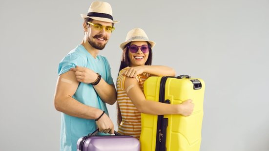 A atualização vacinal protege contra doenças locais e previne possíveis barreiras em viagens (Imagem: Studio Romantic | Shutterstock)