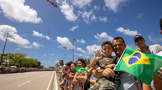 Milhares se reuniram para acompnhar desfile na olra de Maceió | Foto: Itawi Albuquerque/ TNH1