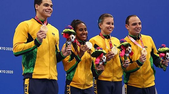 Medalha foi no 4x100m misto | Foto: Marko Djurica / Agência Brasil