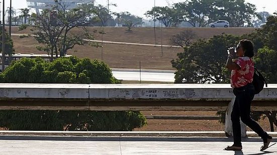 Inmet emite alerta laranja de seca em 12 estados e o DF | Bruno Peres / Agência Brasil